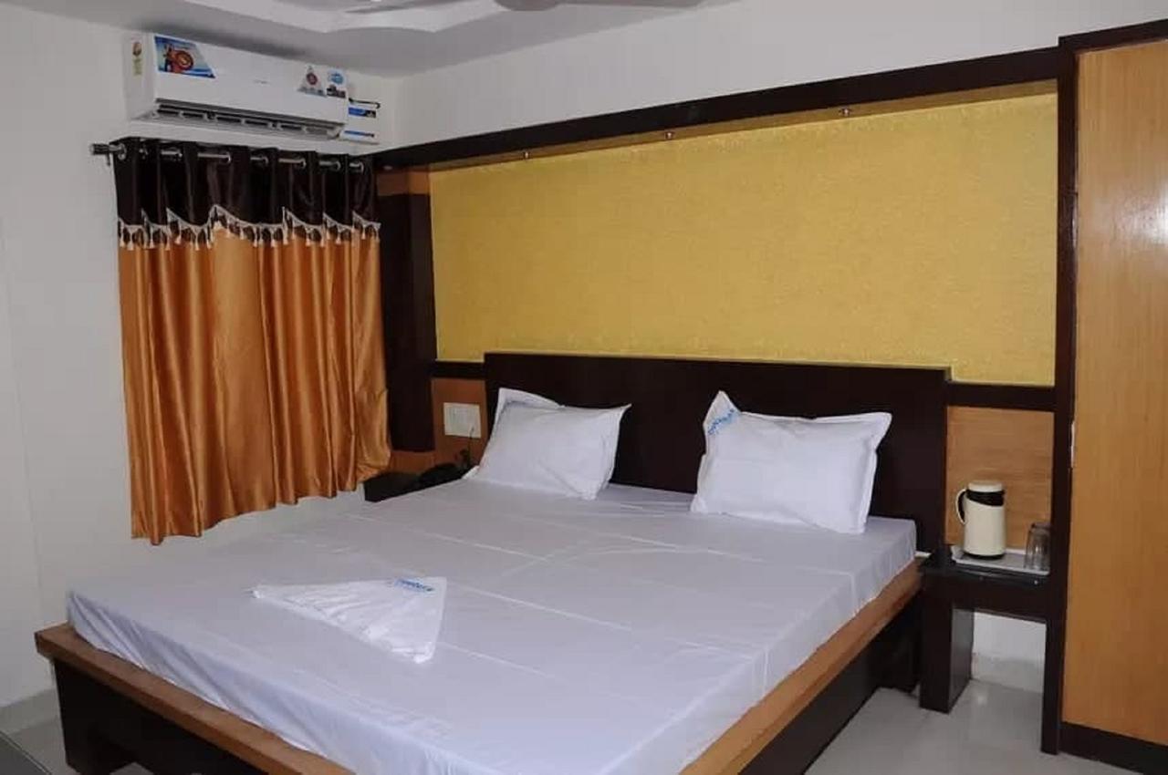 Dwaraka Residency Hotel Kākināda Kültér fotó