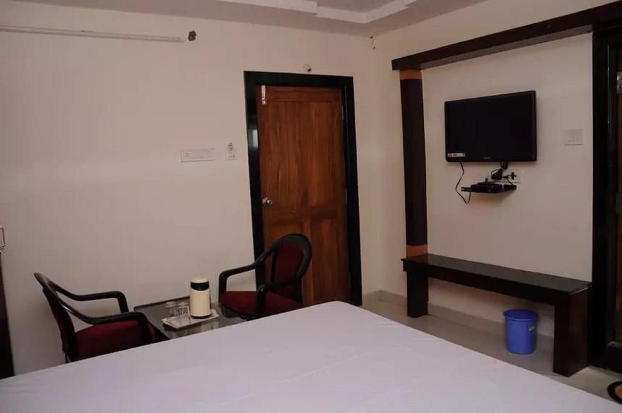 Dwaraka Residency Hotel Kākināda Kültér fotó