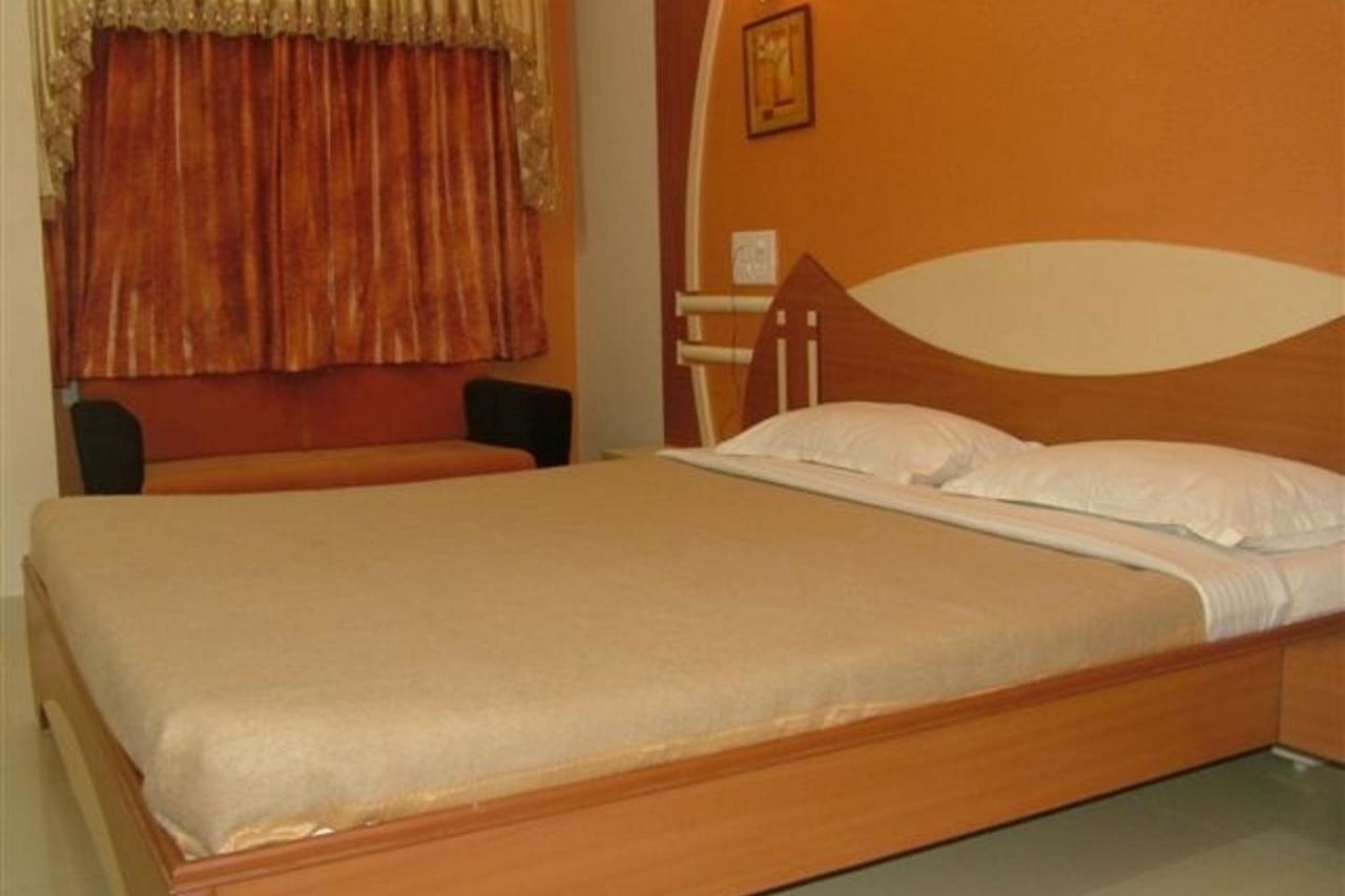 Dwaraka Residency Hotel Kākināda Kültér fotó